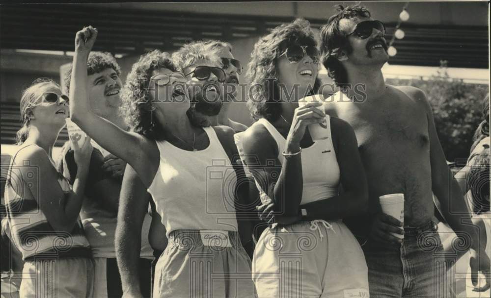 1986 Press Photo Visitors at Summerfest watching the Thunderbirds, Milwaukee - Historic Images