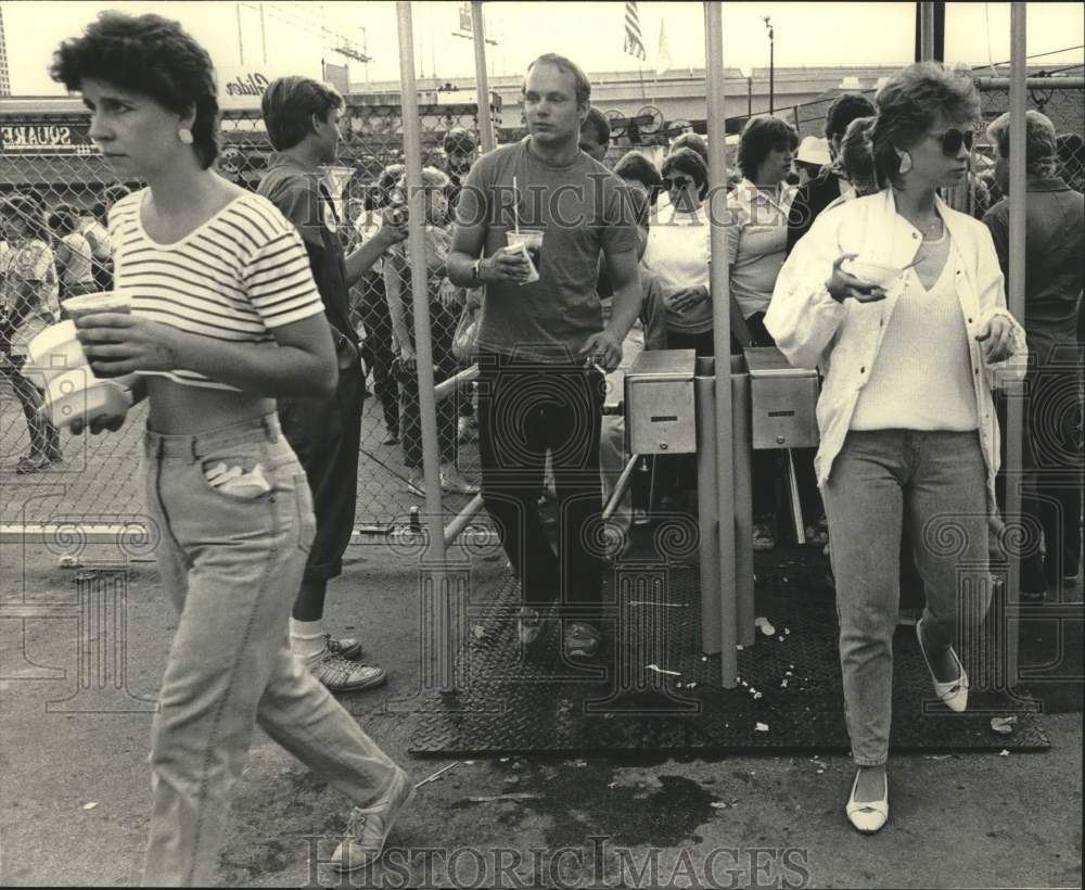 1985 Press Photo Summerfest visitors enter turnstiles at Main Stage, Milwaukee - Historic Images