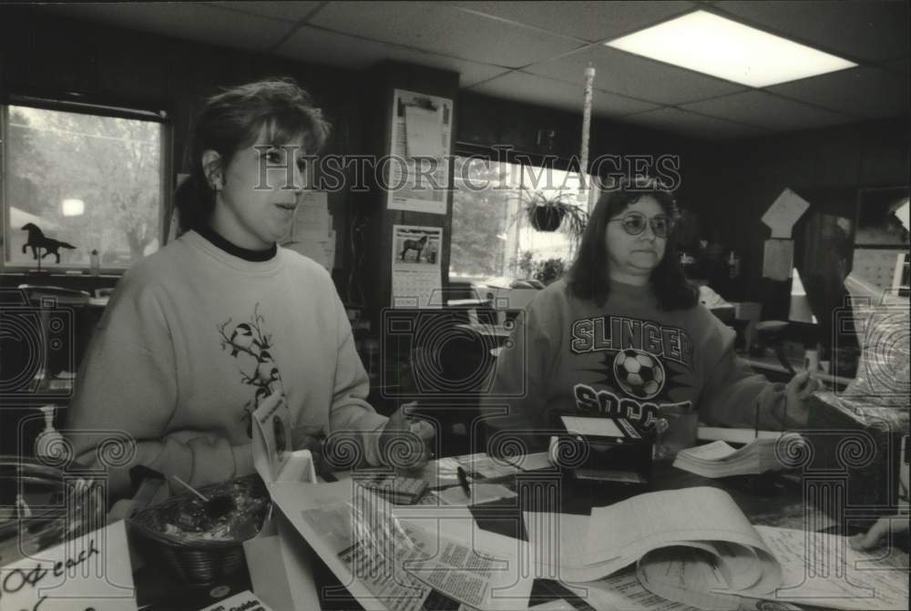 1994 Press Photo Sue Rauen and Julie Luedtke, owners of Jackson Mill, Wisconsin - Historic Images