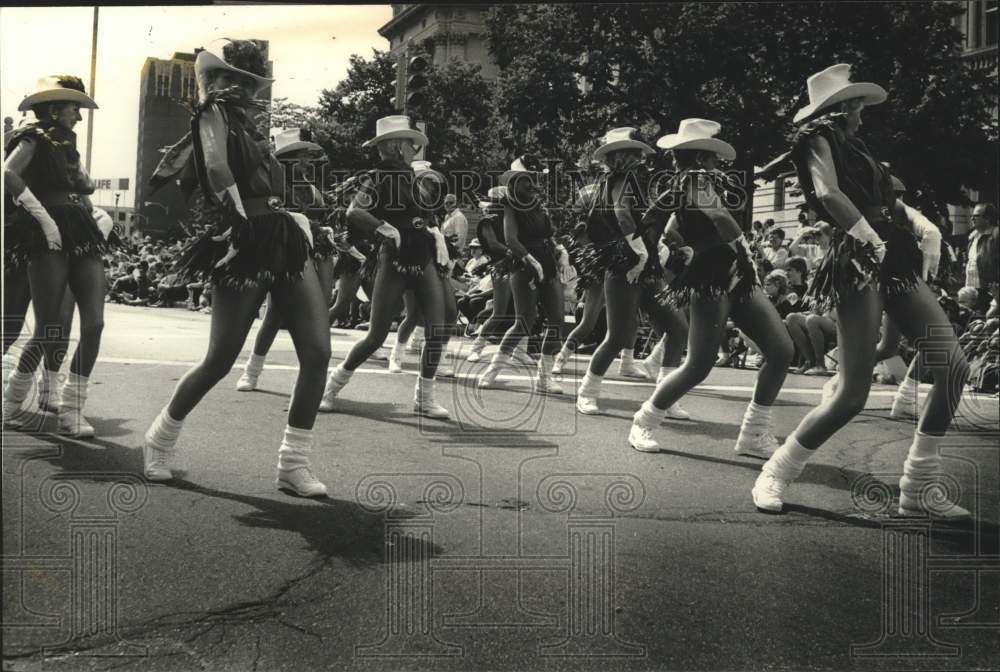 1990 Press Photo The Dancin&#39; Grannies, of Sun Lakes, Arizona in Milwaukee Parade - Historic Images