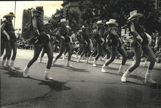 1990 Press Photo The Dancin' Grannies, of Sun Lakes, Arizona in Milwaukee Parade - Historic Images