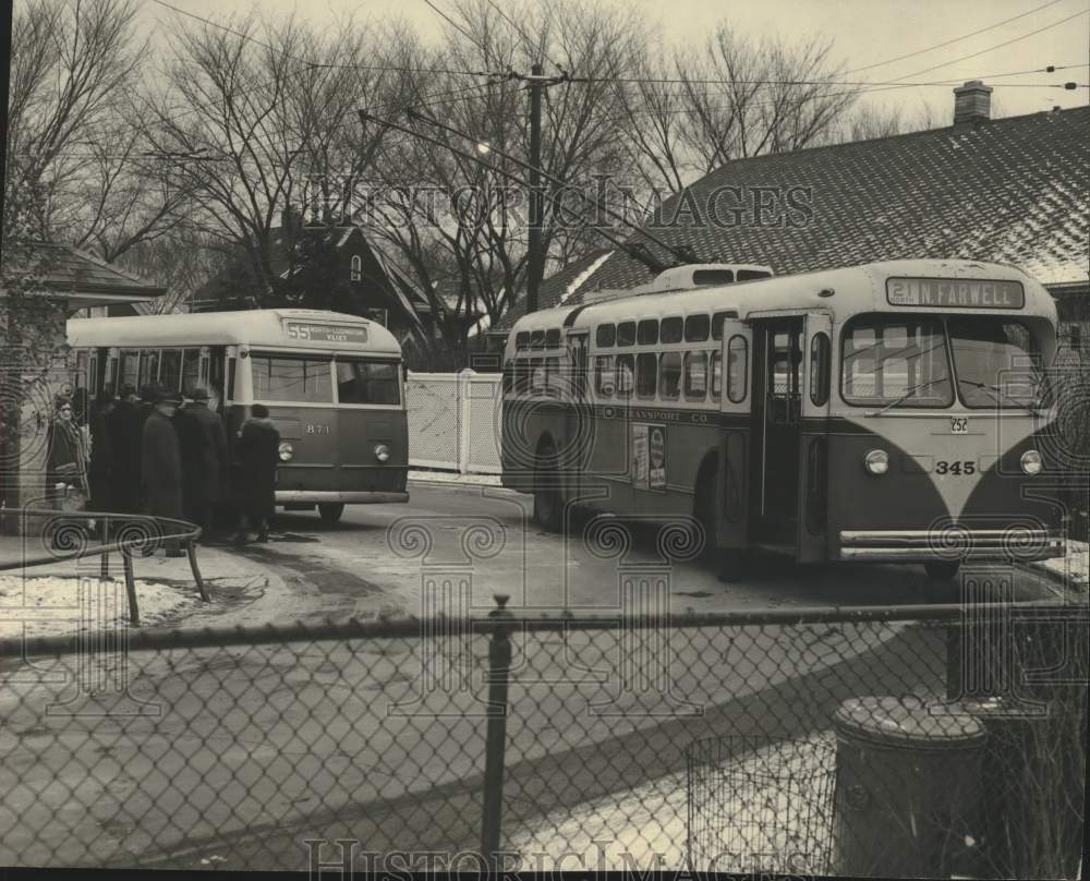 Press Photo Passengers wait to board bus, second bus going to North Farwell - Historic Images