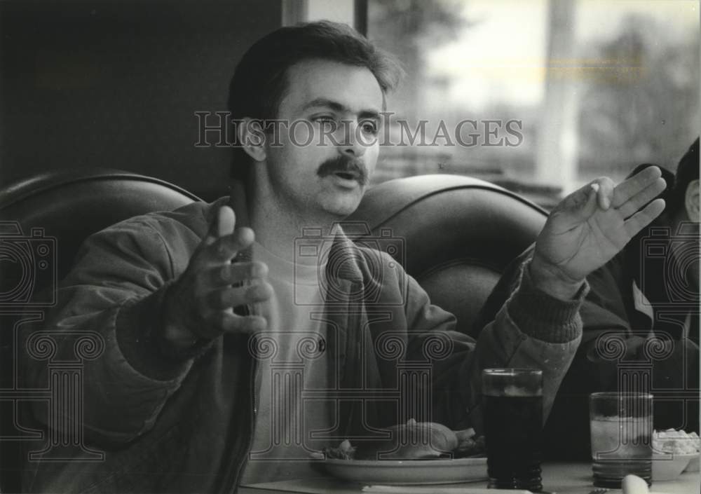 1994 Press Photo Robert Moffat in restaurant gesturing as he speaks - mjc30116 - Historic Images