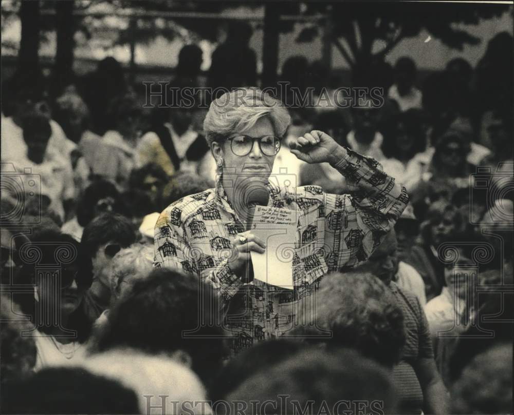 1986 Press Photo Sally Jessy Raphael surrounded by crowd at Summerfest - Historic Images