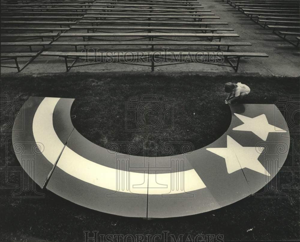 1985 Press Photo Young Erika Kimpel helps her father make stage sign, Summerfest - Historic Images