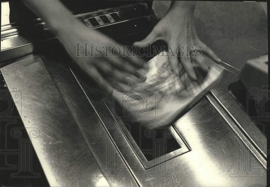 1990 Press Photo Cashier Denise Ebert scans groceries at Pick N' Save, Wauwatosa - Historic Images