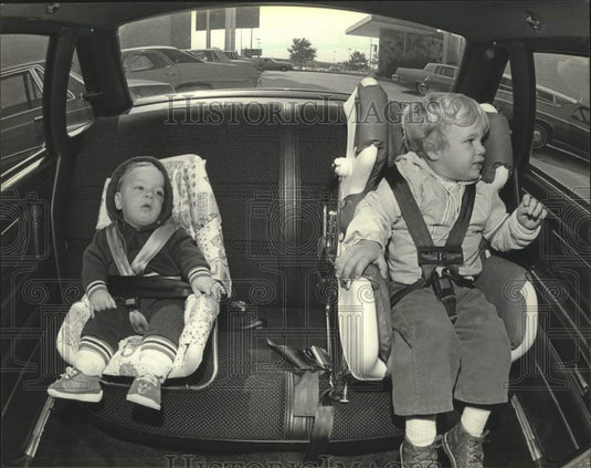 1982 Press Photo Brad and Joel Hermann are strapped into car seats - mjc30133 - Historic Images
