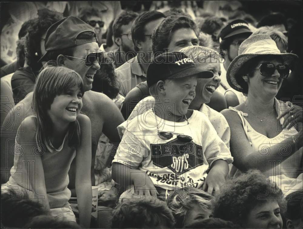 1987 Press Photo Crowd laughs during comedy routine at Summerfest in Wisconsin. - Historic Images