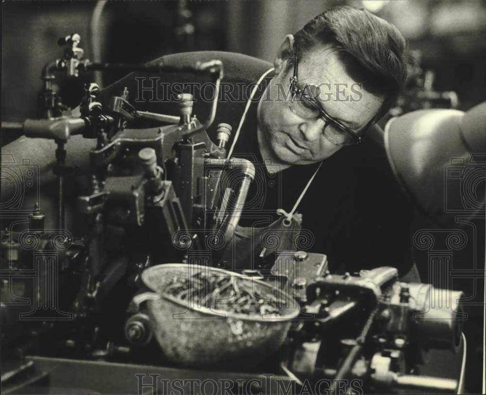 1981 Press Photo Robert O&#39;Brien makes electronic parts-Swiss Tech of Wisconsin - Historic Images