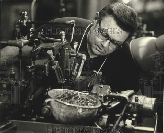 1981 Press Photo Robert O'Brien makes electronic parts-Swiss Tech of Wisconsin - Historic Images
