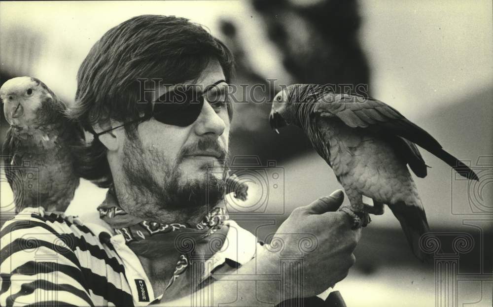 1982 Press Photo Clyde Raney with parrot Lafitte walks around Summerfest grounds - Historic Images