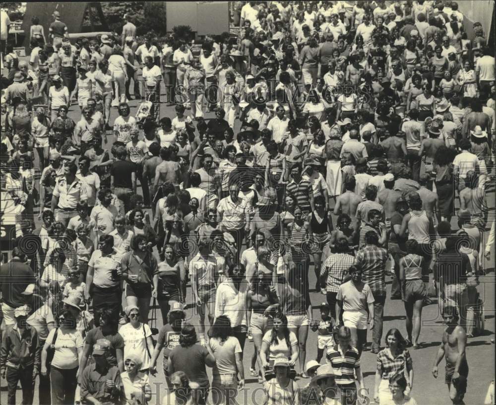 1980 Press Photo Crowds at Summerfest grounds in Wisconsin. - mjc30146 - Historic Images