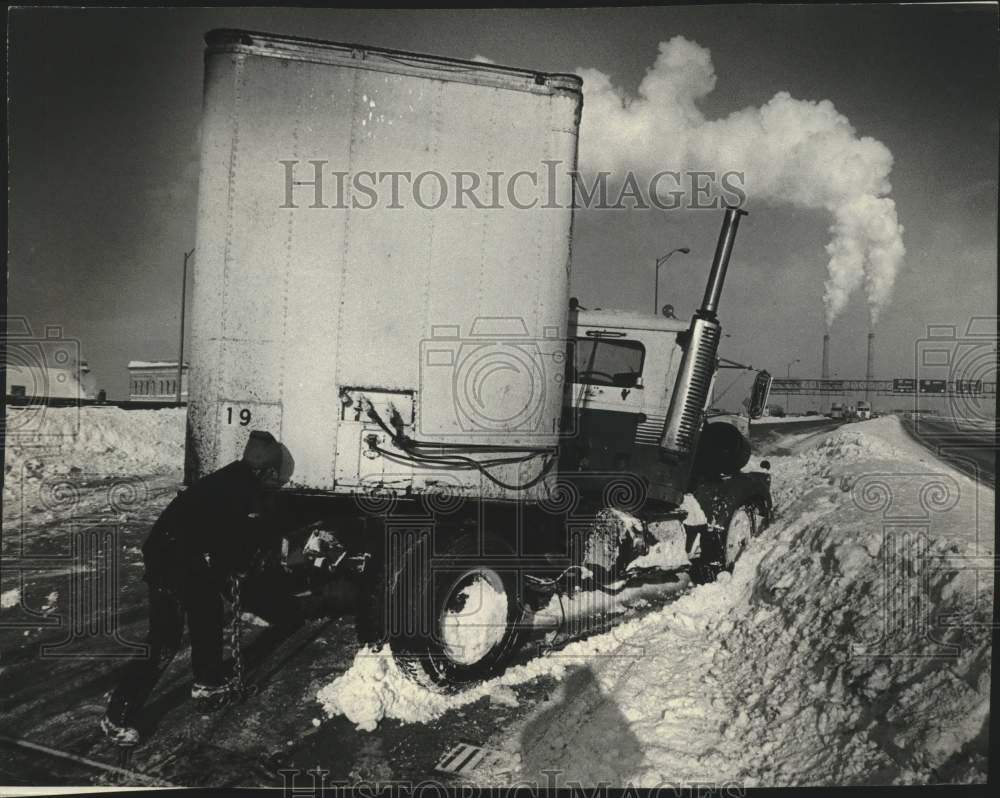 1979 Press Photo Man checks jack-knifed truck on bridge (I-94) at Milwaukee - Historic Images