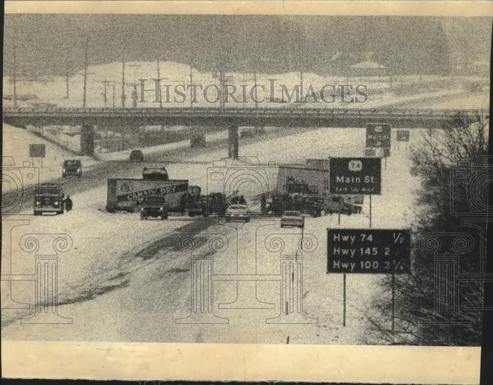 1979 Press Photo Snow related traffic accident on Highway 41, Menomonee Falls - Historic Images