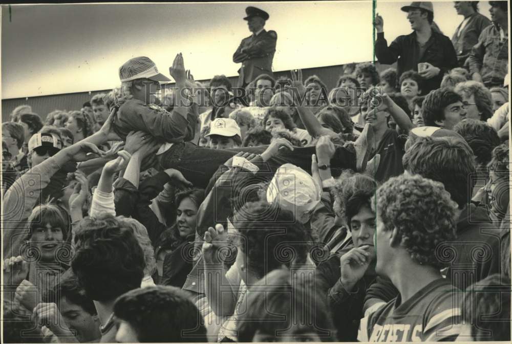 1984 Press Photo University of Wisconsin students at Camp Randall Stadium - Historic Images