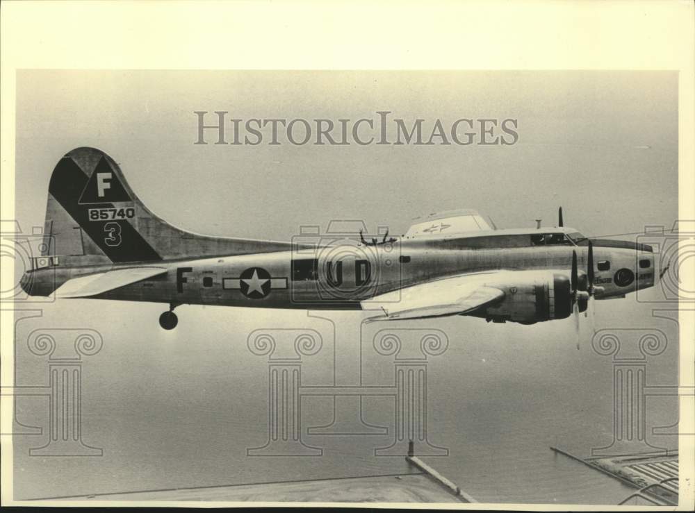 1983 Press Photo World War II bomber crew flies in B-17 plane, Lake Michigan - Historic Images