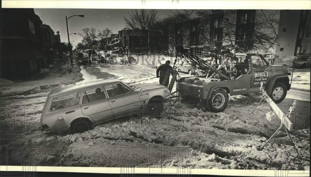 1982 Press Photo A car being towed from the snow slush, Milwaukee, Wisconsin - Historic Images