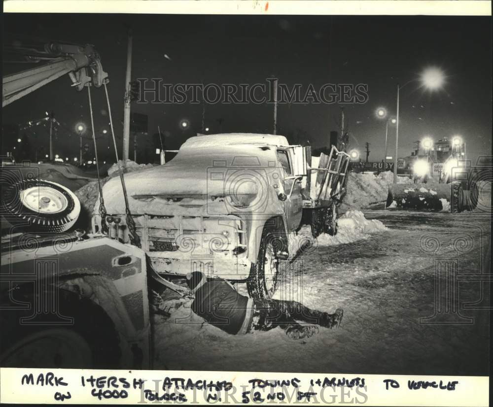 1982 Press Photo Mark Hersch attached a tow to a snow covered truck, Milwaukee - Historic Images