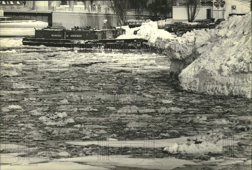 1982 Press Photo Fireboat &quot;Deluge&quot; aids in snow removal from Milwaukee River - Historic Images