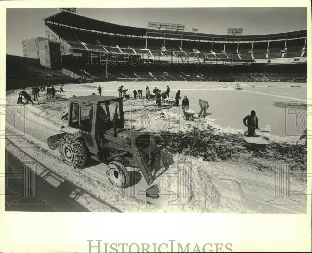 1982 Press Photo Grounds crew remove snow from playing field at County Stadium - Historic Images