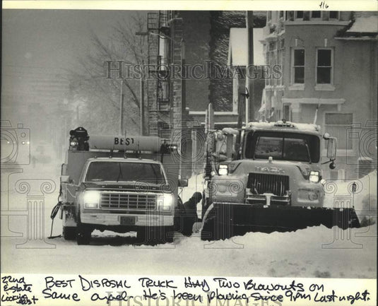 1982 Press Photo Best Disposal Systems' serviceman fixes snow plow tires - Historic Images