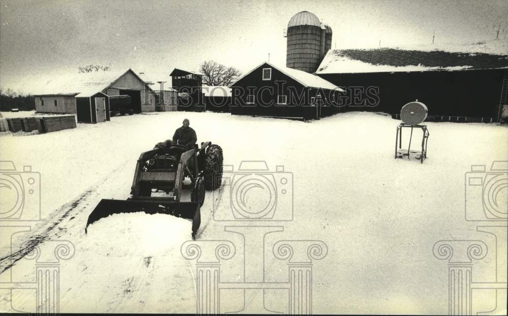 1982 Press Photo Brad Audley clears snow on farm with tractor, Waukesha County - Historic Images