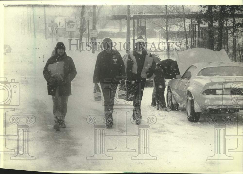 1982 Press Photo Grocery store shoppers endure snowy weather in Waukesha - Historic Images