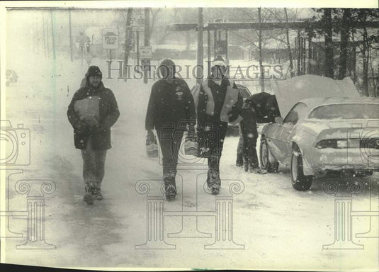 1982 Press Photo Grocery store shoppers endure snowy weather in Waukesha - Historic Images
