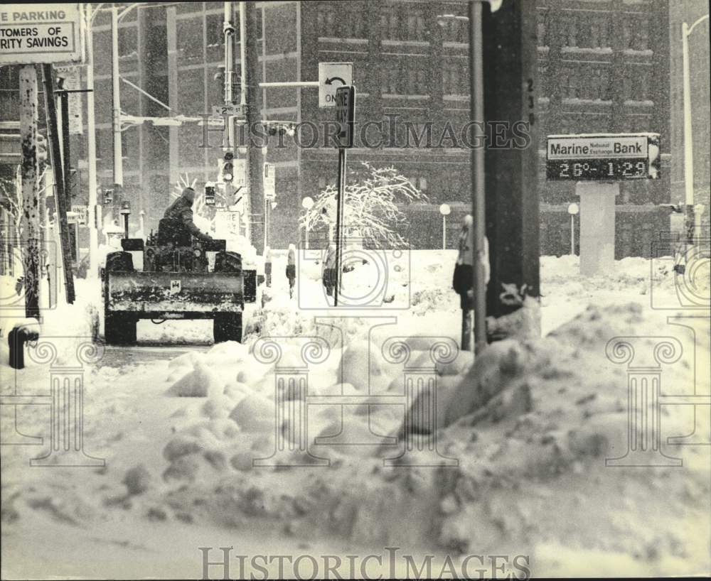 1982 Press Photo Front-end loader moves snow on sidewalk, Milwaukee - mjc30196 - Historic Images