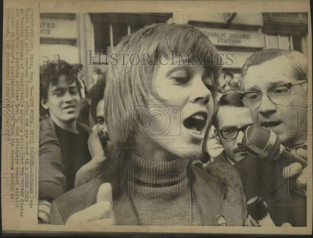 1970 Press Photo Jane Fonda talks with reporters about grand jury hearing - Historic Images