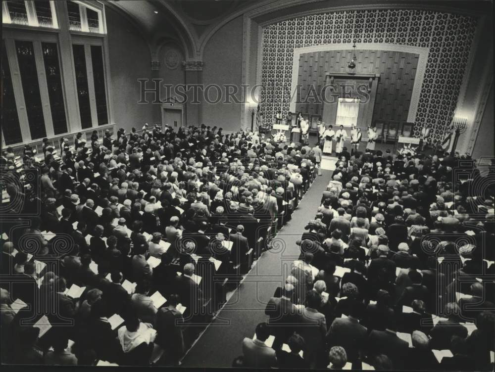 1981 Press Photo Yom Kippur services at Congregation Emanu-El B&#39;ne Jeshurun - Historic Images