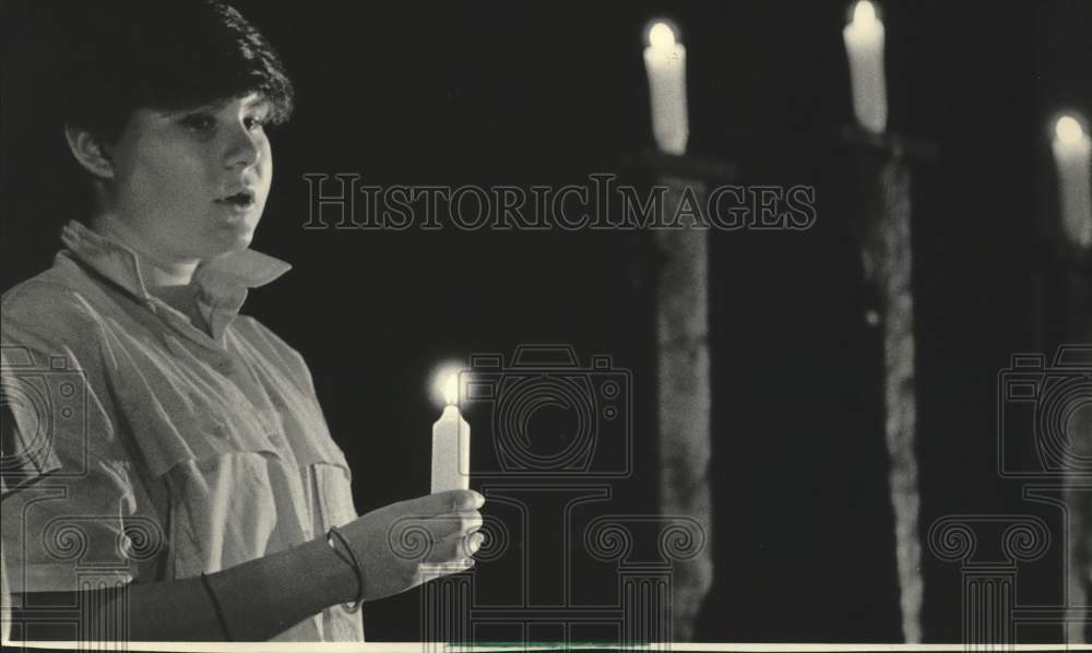 1985 Press Photo Tracey Wagan lit a candle for Holocaust survivors - mjc30203 - Historic Images