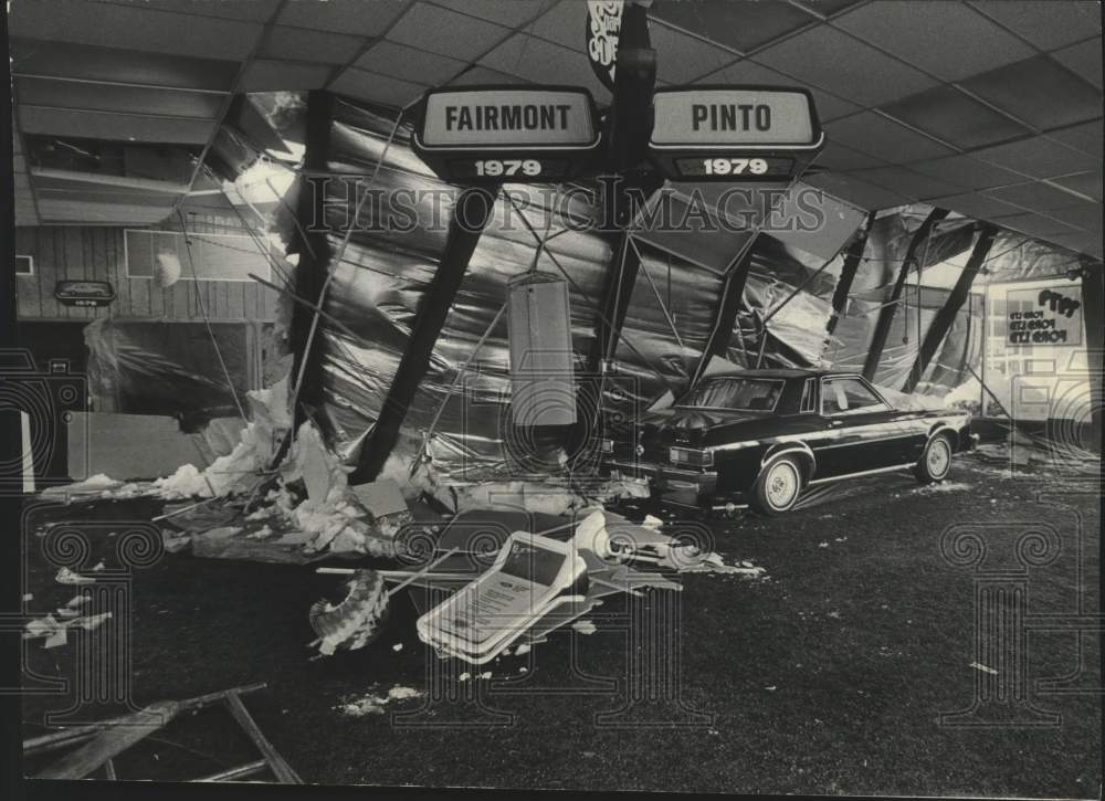 1973 Press Photo Roof collapse from snow at Soerens Ford, Inc., Milwaukee - Historic Images