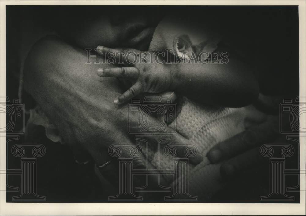 1990 Press Photo Baby safe in the arms of staff worker at Safe House, Wisconsin - Historic Images