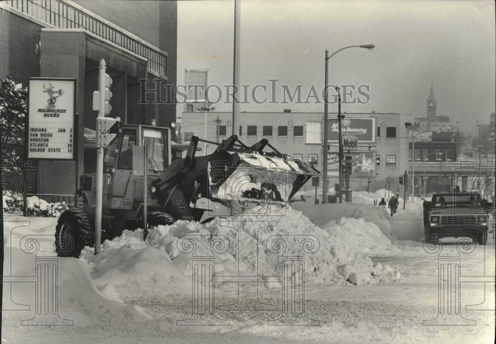 1979 Press Photo Snowplow at North 4th Street and W. Kilbourn Avenue, Milwaukee - Historic Images