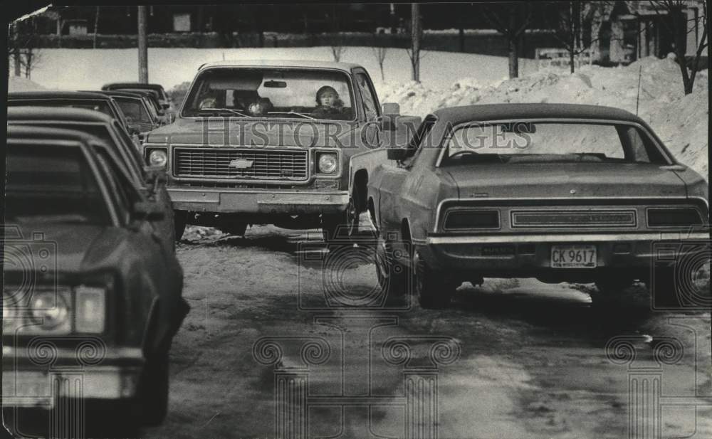 1979 Press Photo Car blocked on S. 6th Street by illegally parked car, Milwaukee - Historic Images