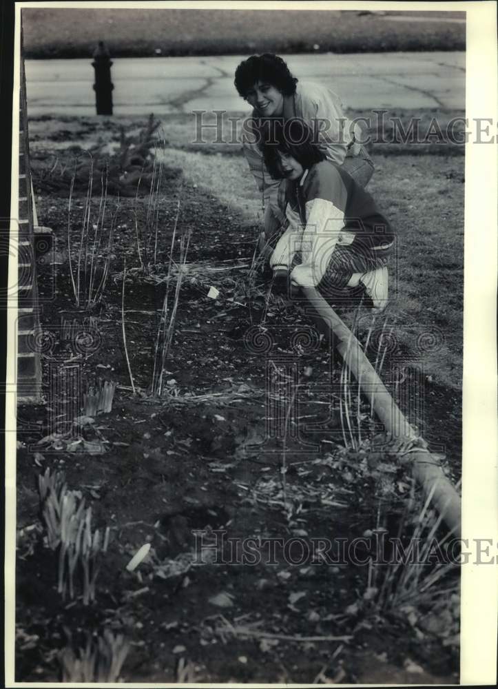 1993 Press Photo Melinda Myers and her daughter look for daffodils and irises. - Historic Images