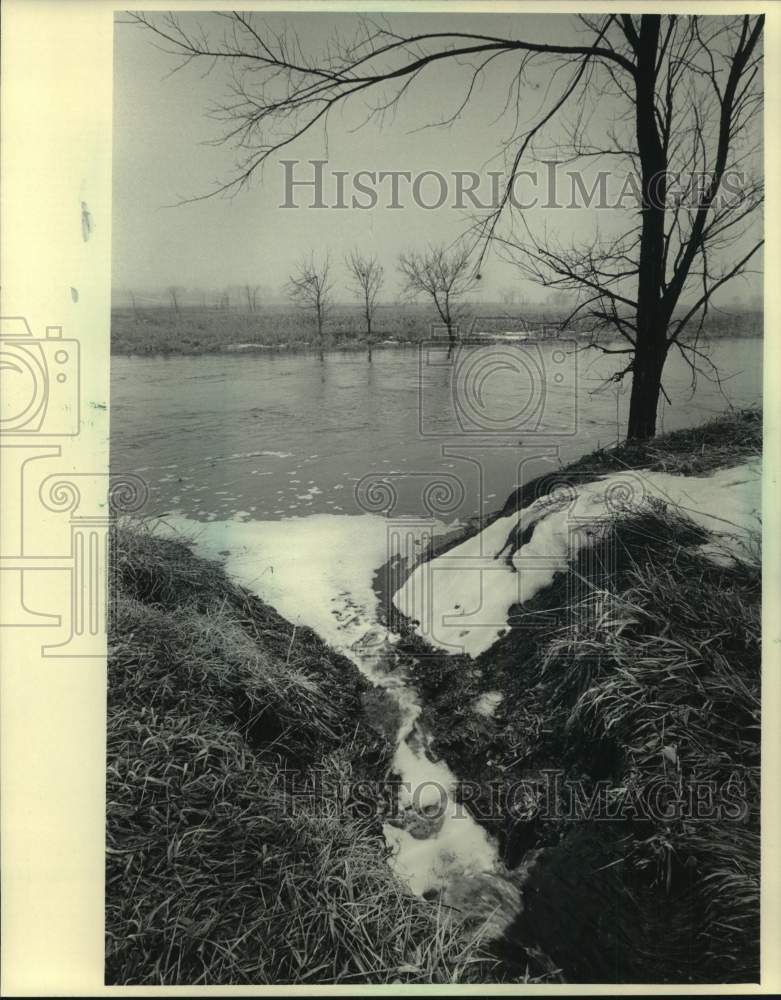 1986 Press Photo Water ran off a cornfield into the Fox River. - mjc30252 - Historic Images