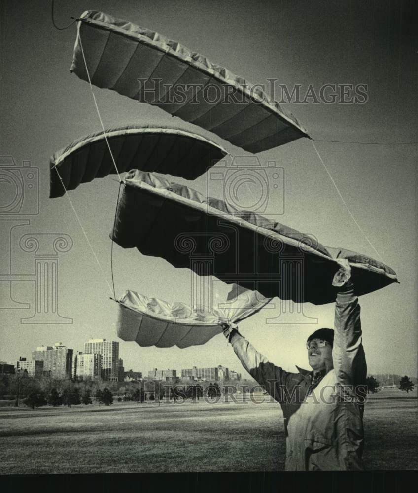 1985 Press Photo Jay Ahrens about to let go of parafoil kite along Lake Michigan - Historic Images