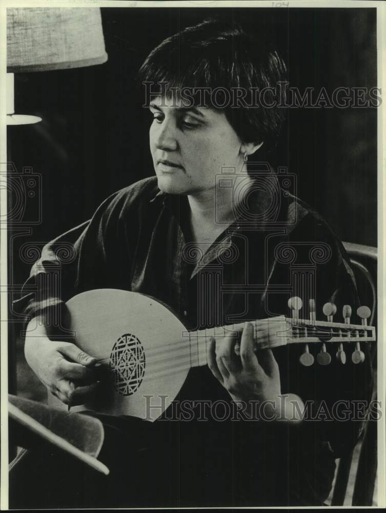 1988 Press Photo Mary Springfels, musician at Chicago&#39;s Newberry Library - Historic Images