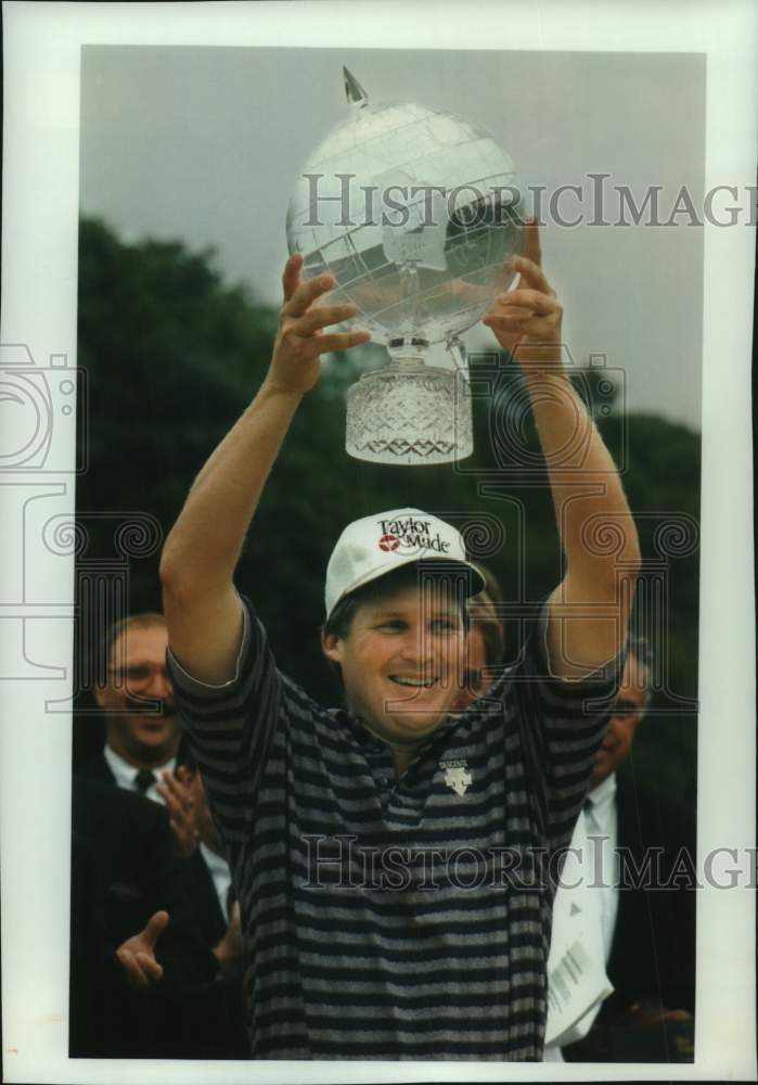1994 Press Photo Mike Springer, Greater Milwaukee Open with trophy, Wisconsin - Historic Images