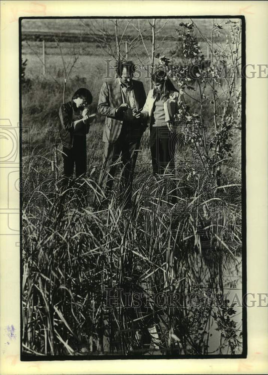 1980 Press Photo David Steingass and students hold class outdoors, Wisconsin - Historic Images