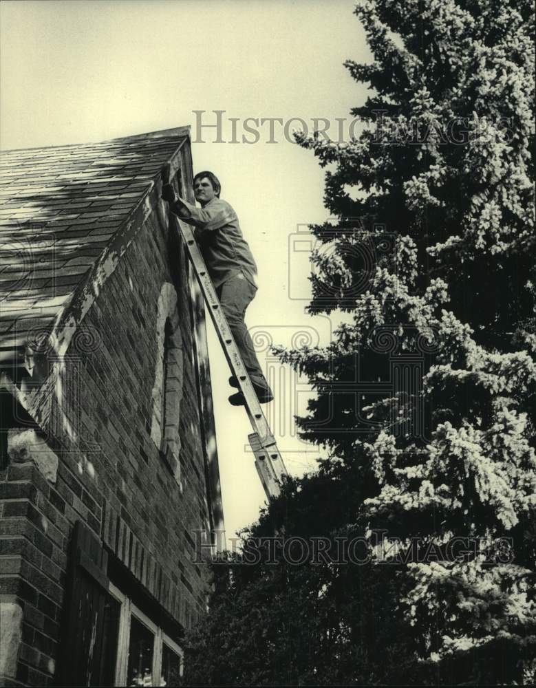 1986 Press Photo Rotary Club chapter volunteer repairing Viola Stelloh&#39;s house - Historic Images