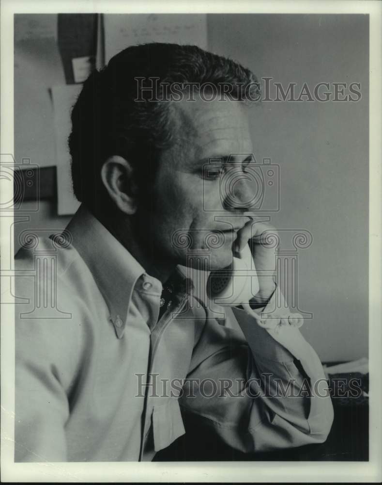 1977 Press Photo Leland Stephens, executive recruiting consultant works on phone - Historic Images