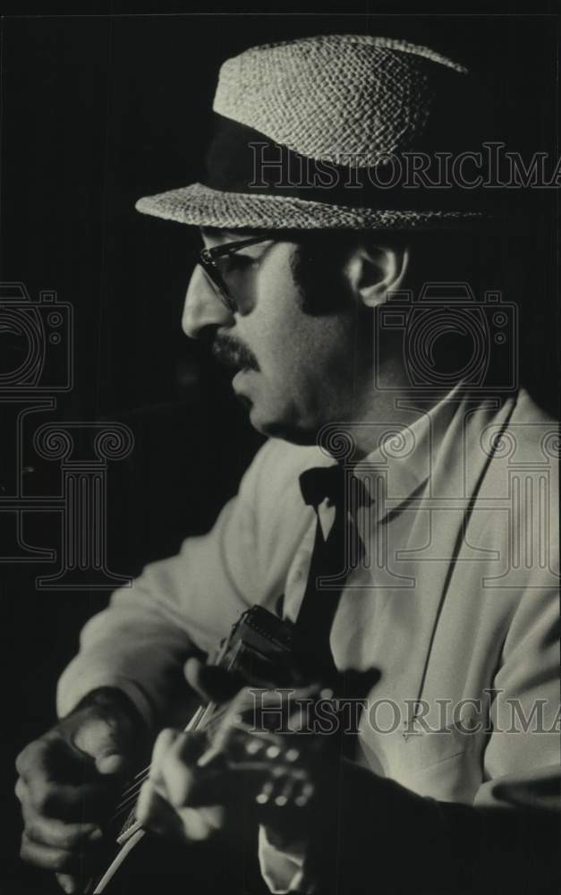 1986 Press Photo Leon Redbone performing at Century Hall, Milwaukee, Wisconsin - Historic Images