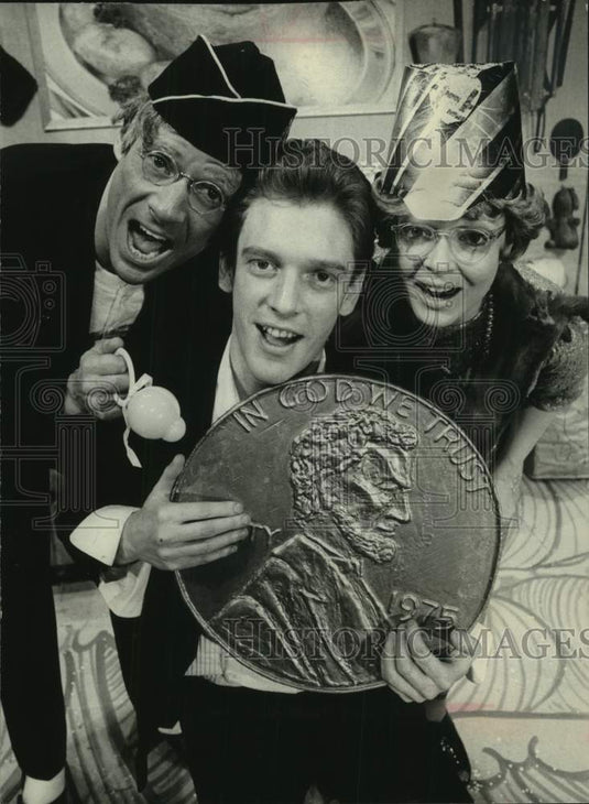 1976 Press Photo Cast of "Rich and Famous" play, New York City. - mjc30349 - Historic Images