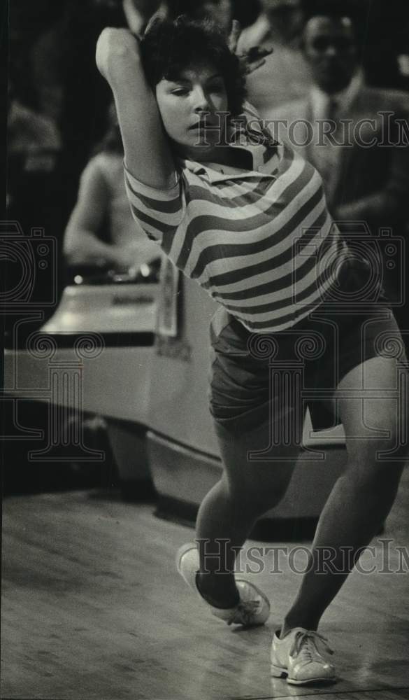 1981 Press Photo Bowler Cindy Coburn wins Pabst bowing tournament, Wisconsin - Historic Images