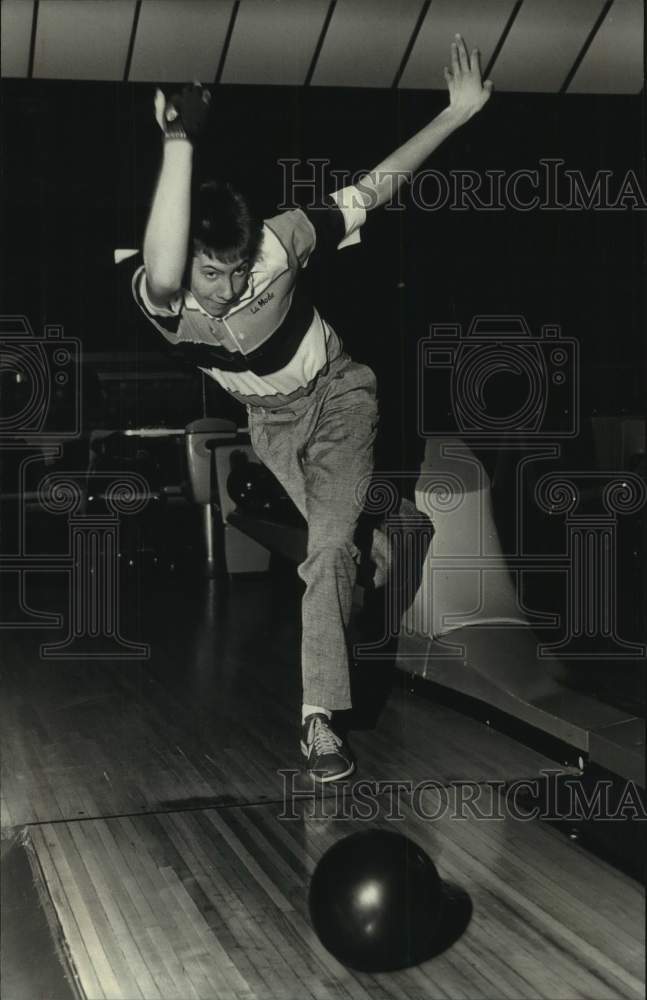 1990 Press Photo Brian Holtz of Franklin in bowling form - mjc30379 - Historic Images