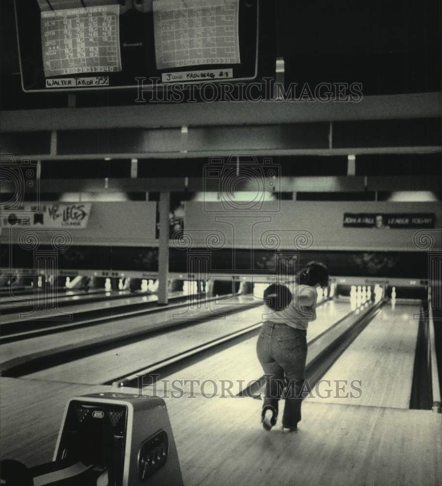 1986 Press Photo Bowler at Red Carpet Regency Lanes - mjc30380 - Historic Images