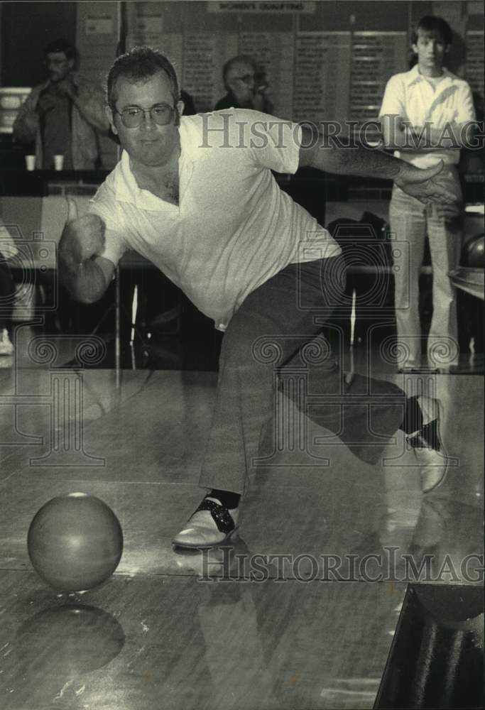 1986 Press Photo Jerry Gavin bowling at Red Carpet South Lanes, Florida - Historic Images